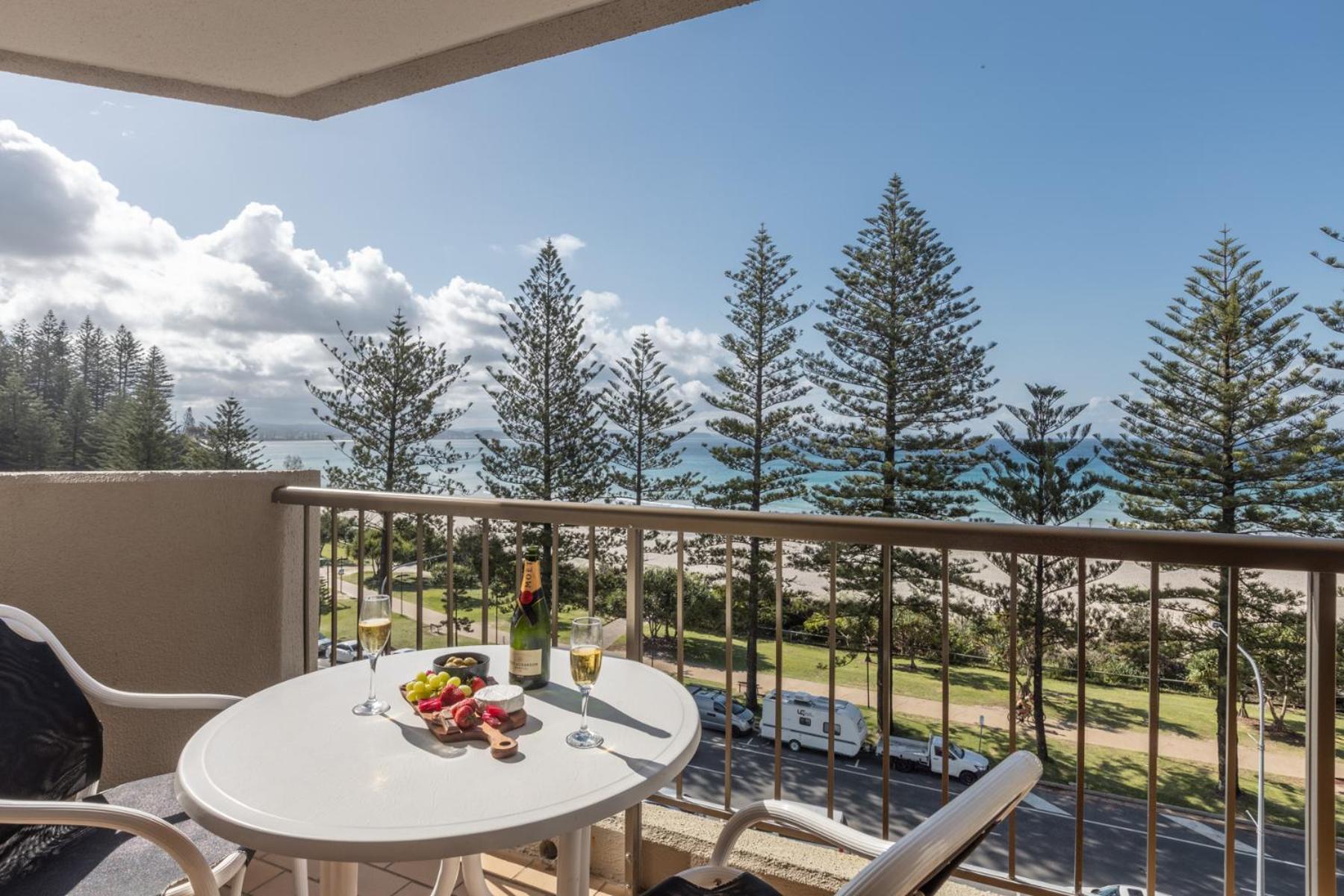 Columbia Beachfront Apartments On Rainbow Bay Gold Coast Exterior photo