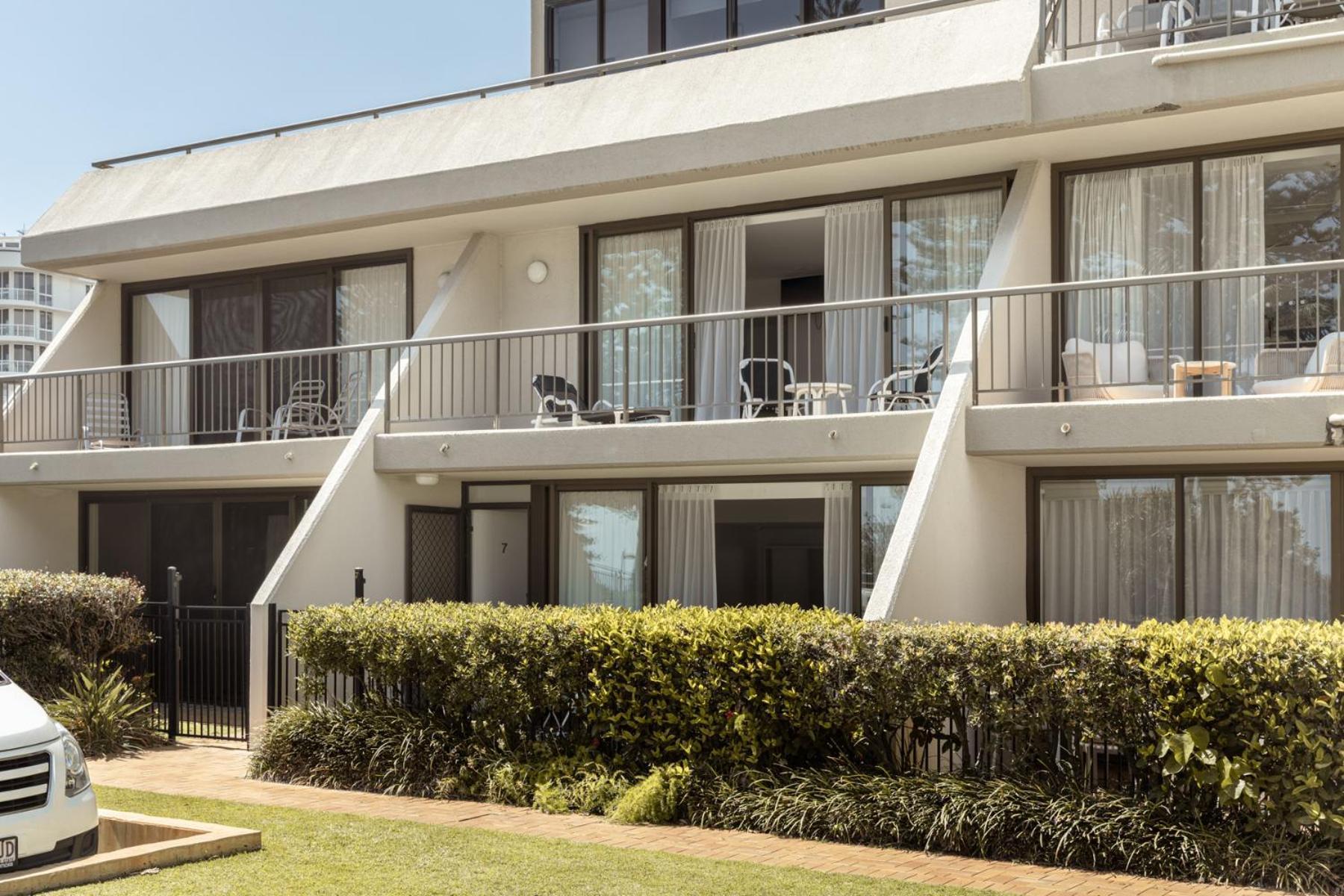 Columbia Beachfront Apartments On Rainbow Bay Gold Coast Exterior photo