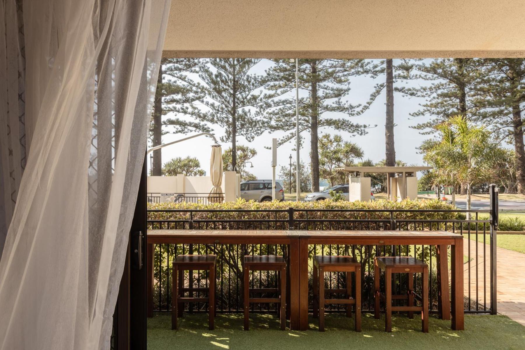 Columbia Beachfront Apartments On Rainbow Bay Gold Coast Exterior photo