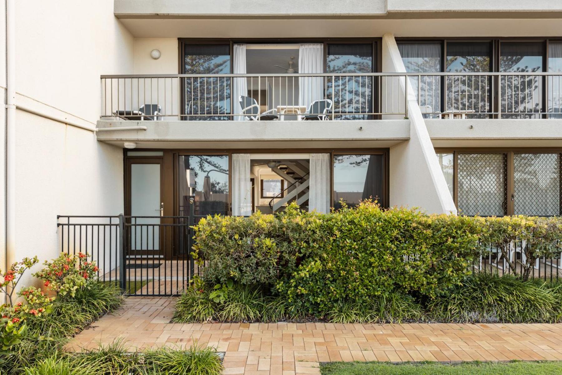 Columbia Beachfront Apartments On Rainbow Bay Gold Coast Exterior photo